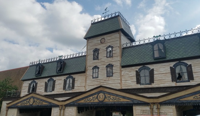 fall-decorations-at-kings-island