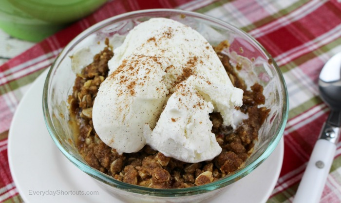 apple-pear-crisp-with-vanilla-ice-cream