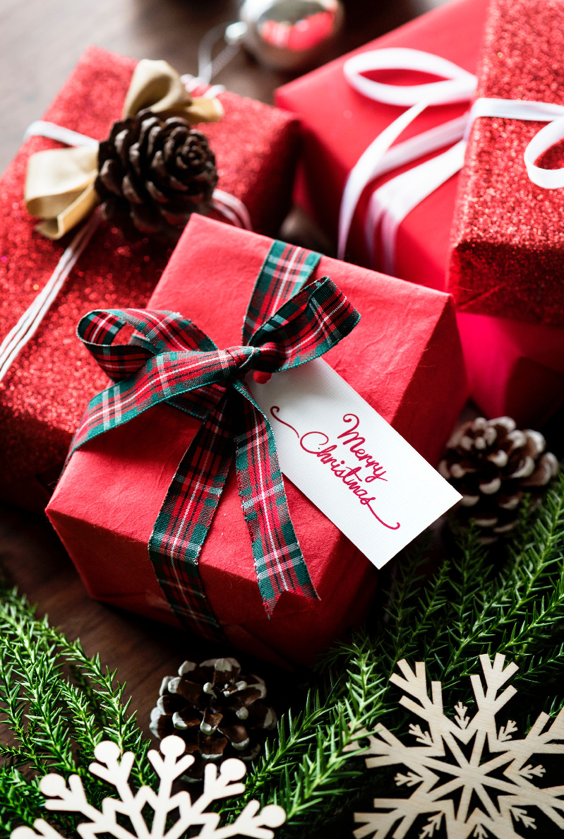 Black Gift Wrapping, Gift Tags, and a Christmas Card - Christmas Magazine