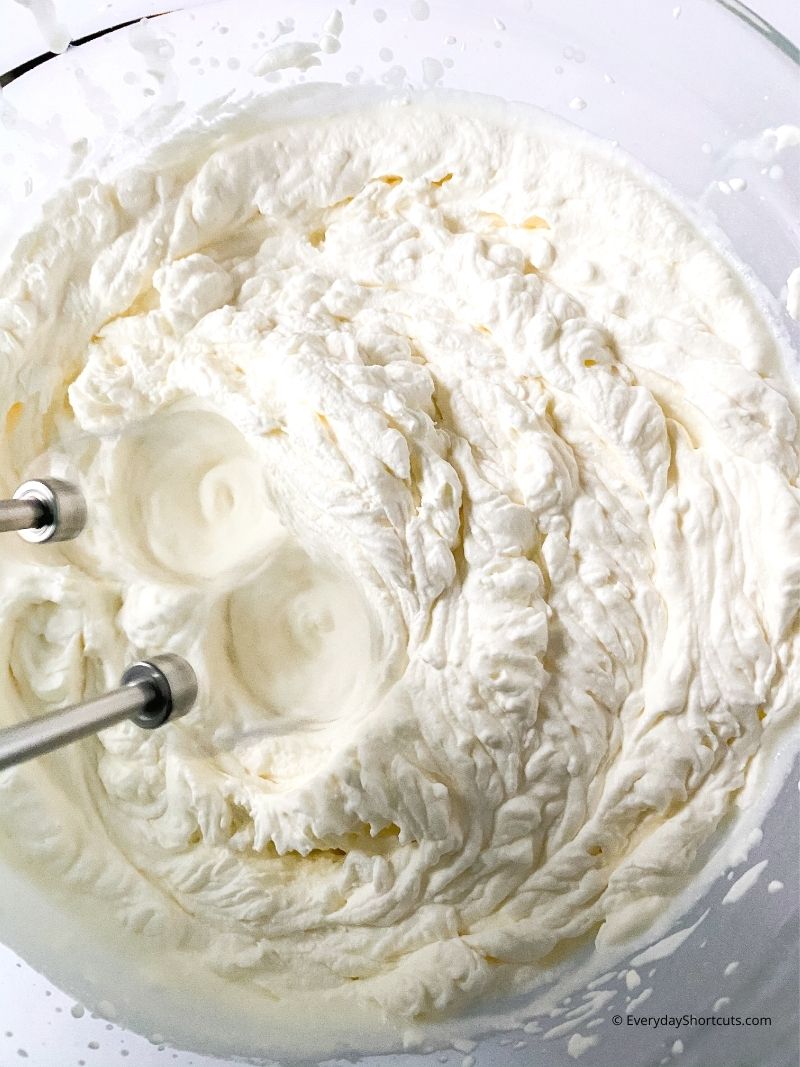 how to make whipped cream topping for Banana Pudding Cheesecake