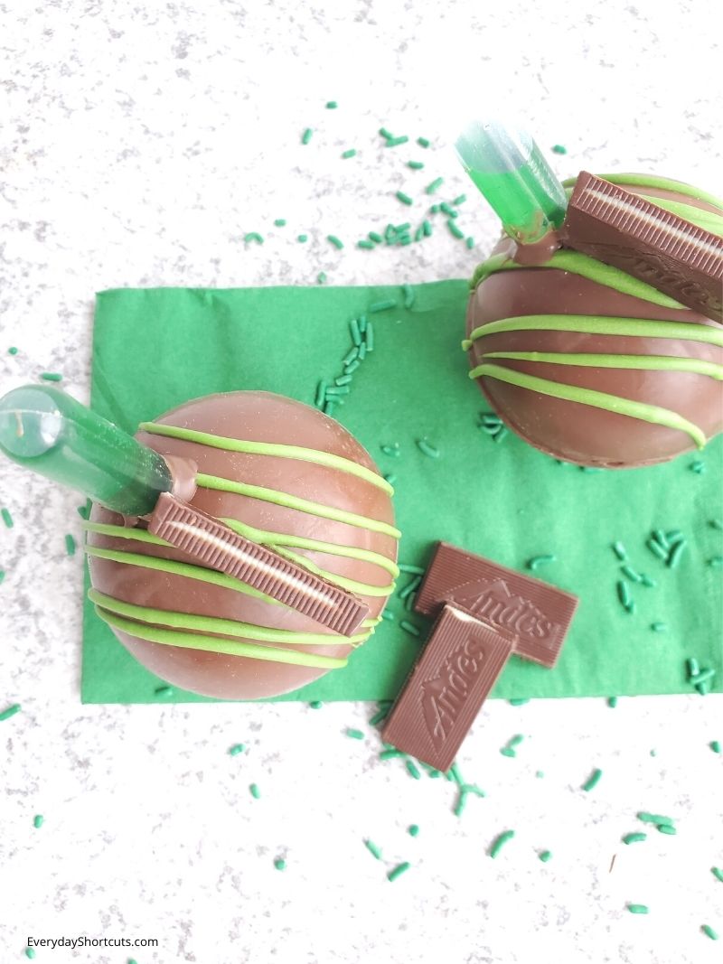 how to make Boozy Mint Hot Chocolate Bombs