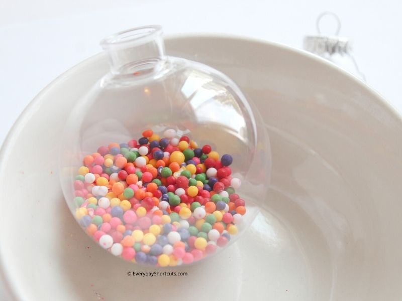 https://everydayshortcuts.com/wp-content/uploads/2021/09/fill-clear-ball-with-colorful-sprinkles.jpg