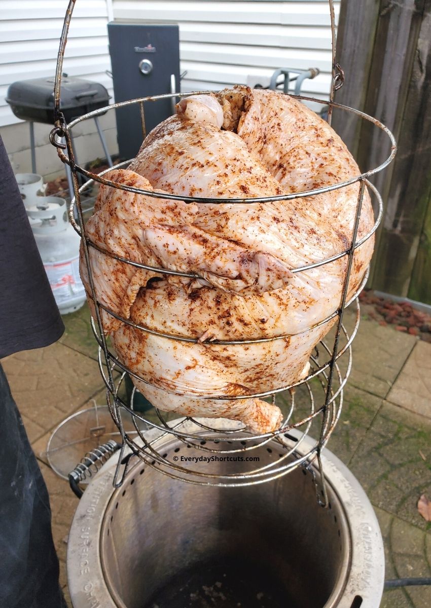 https://everydayshortcuts.com/wp-content/uploads/2021/11/cooking-a-whole-turkey-in-an-air-fryer.jpg
