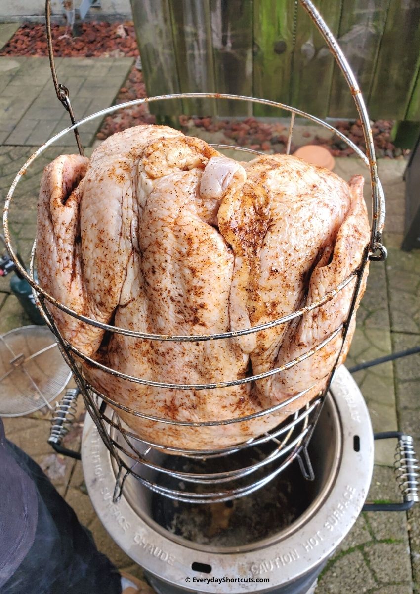 https://everydayshortcuts.com/wp-content/uploads/2021/11/place-whole-turkey-in-an-air-fryer-basket.jpg