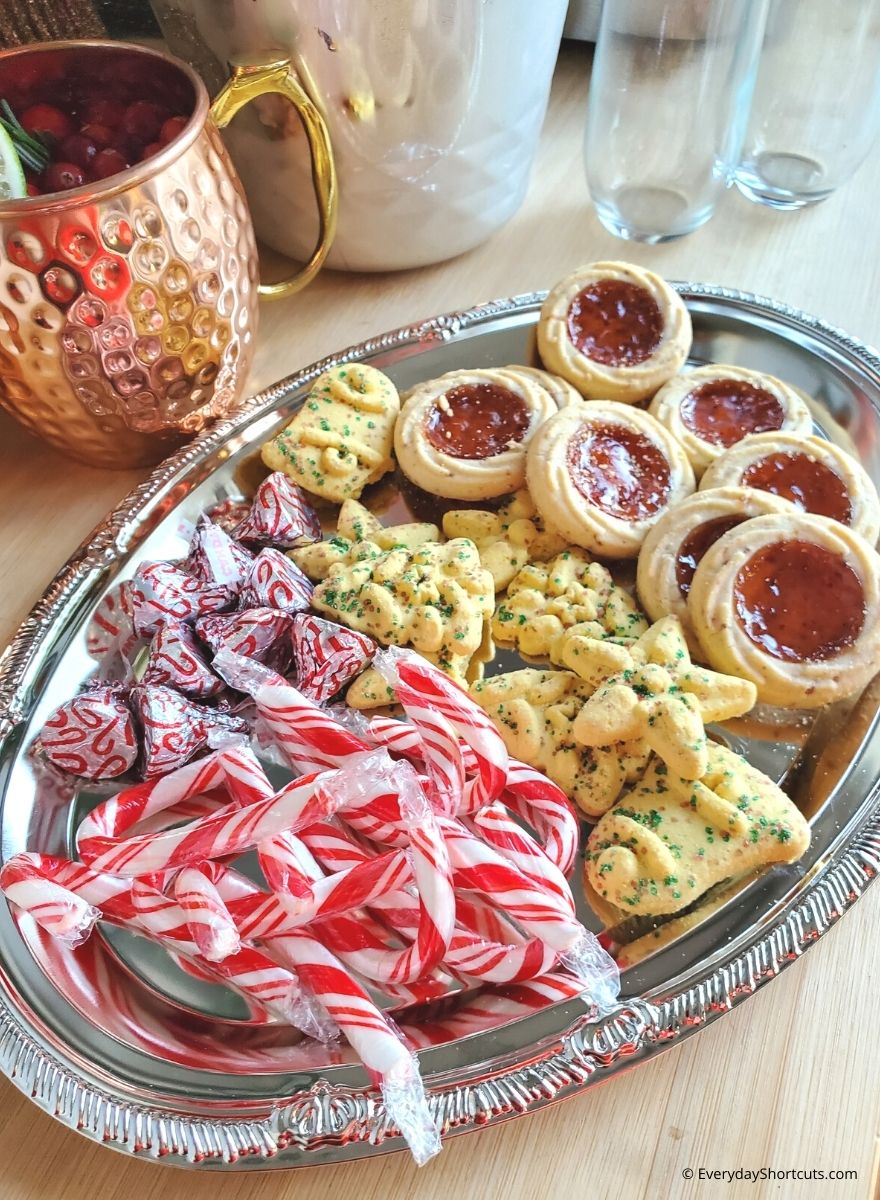 https://everydayshortcuts.com/wp-content/uploads/2021/12/holiday-platter-of-cookies-and-treats.jpg