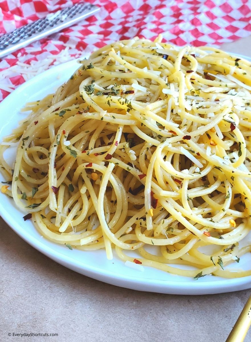 How to Make Spaghetti Aglio e Olio