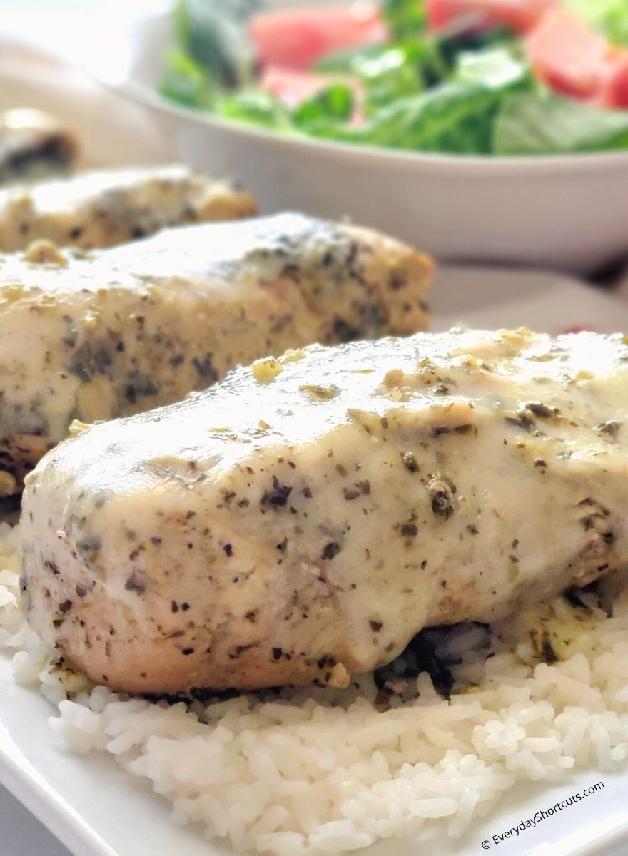 how to make slow cooker pesto chicken