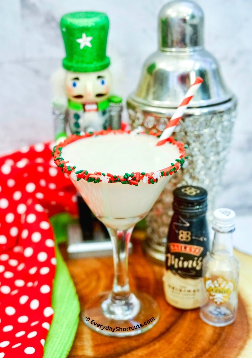 https://everydayshortcuts.com/wp-content/uploads/2022/12/Christmas-cookie-martini.jpg