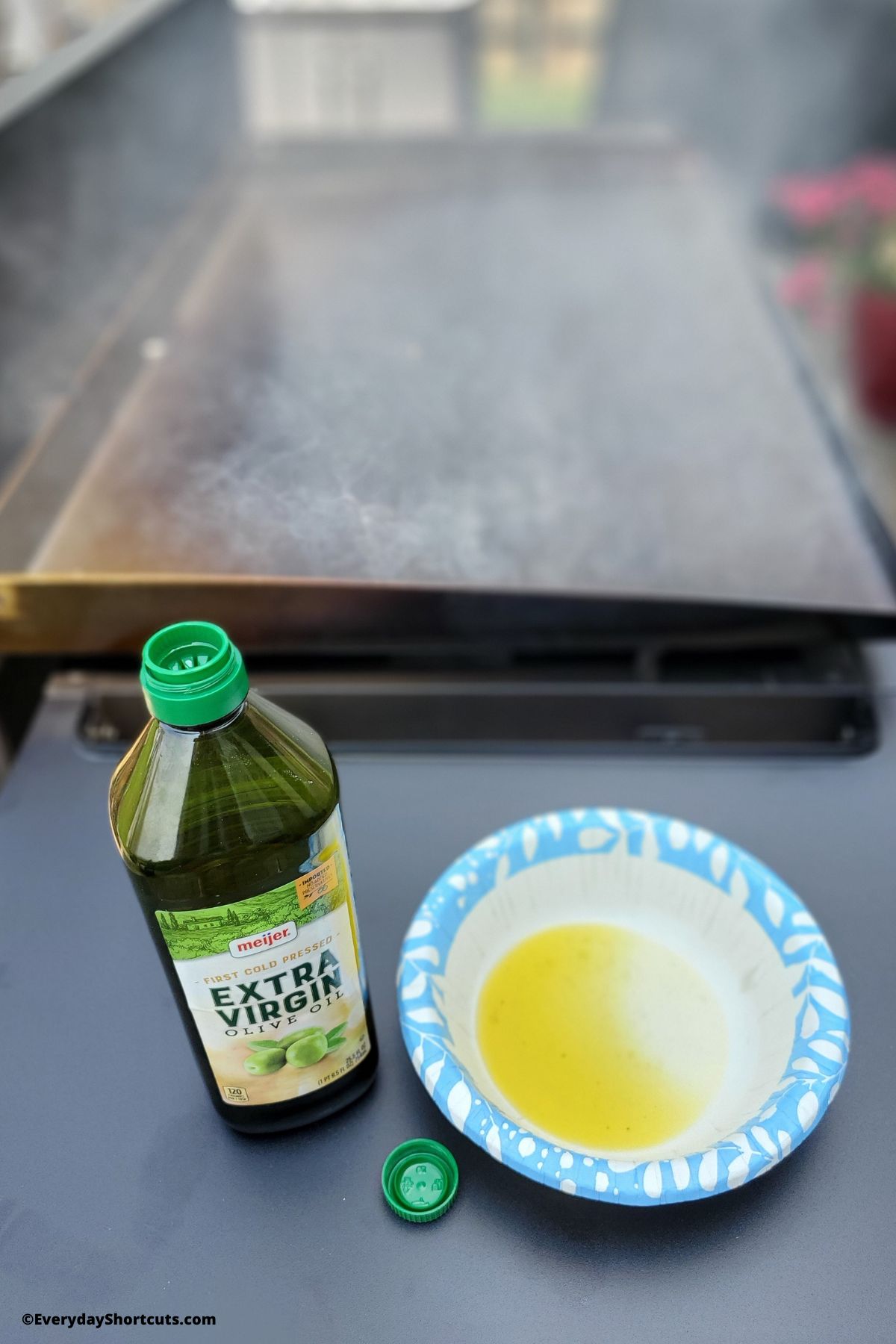 https://everydayshortcuts.com/wp-content/uploads/2023/07/olive-oil-to-season-the-blackstone-grill.jpg