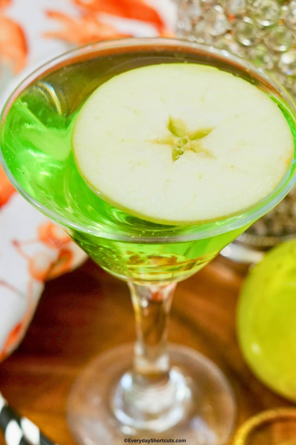 appletini garnished with an apple slice