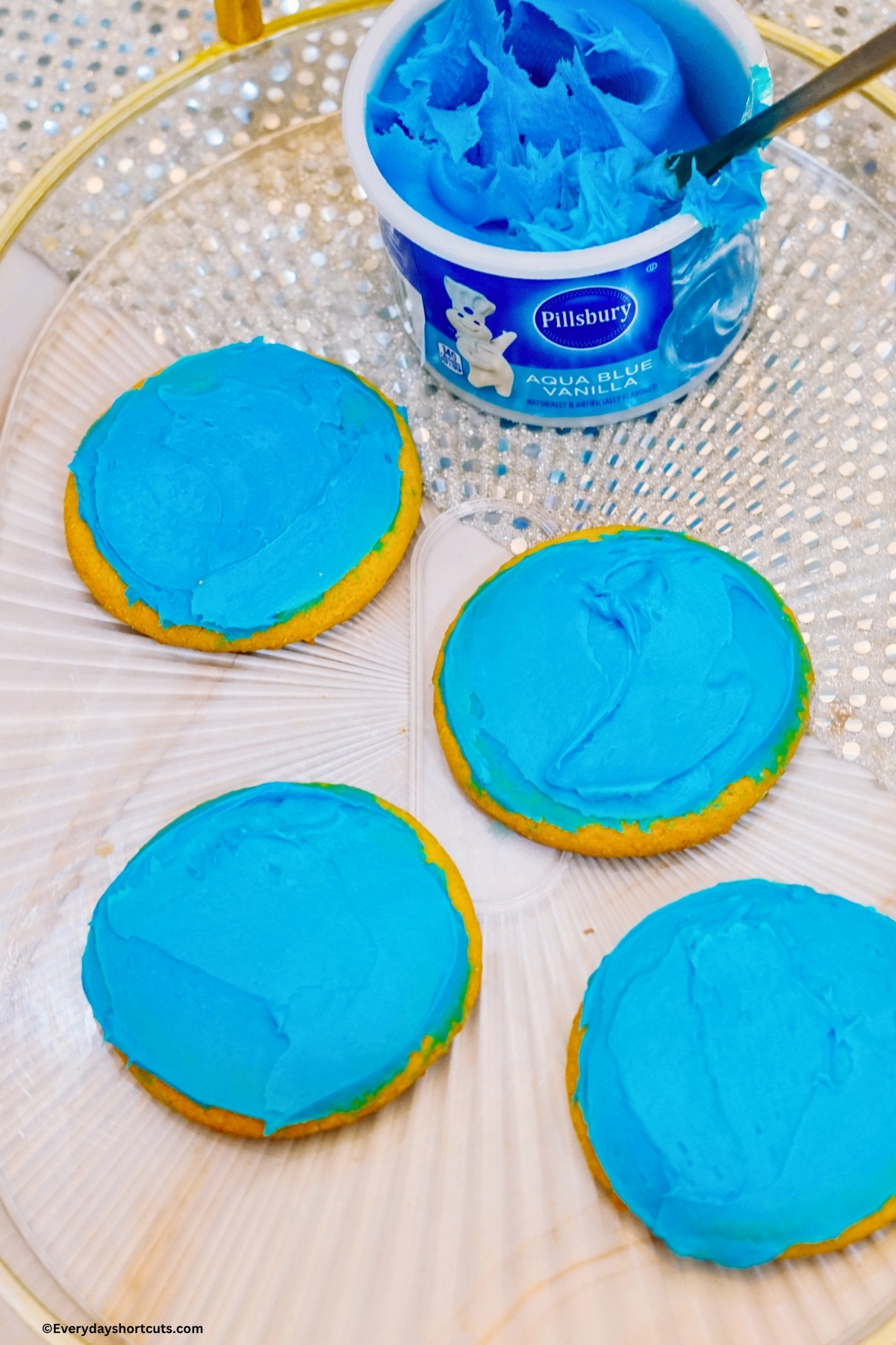blue frosting on cookies