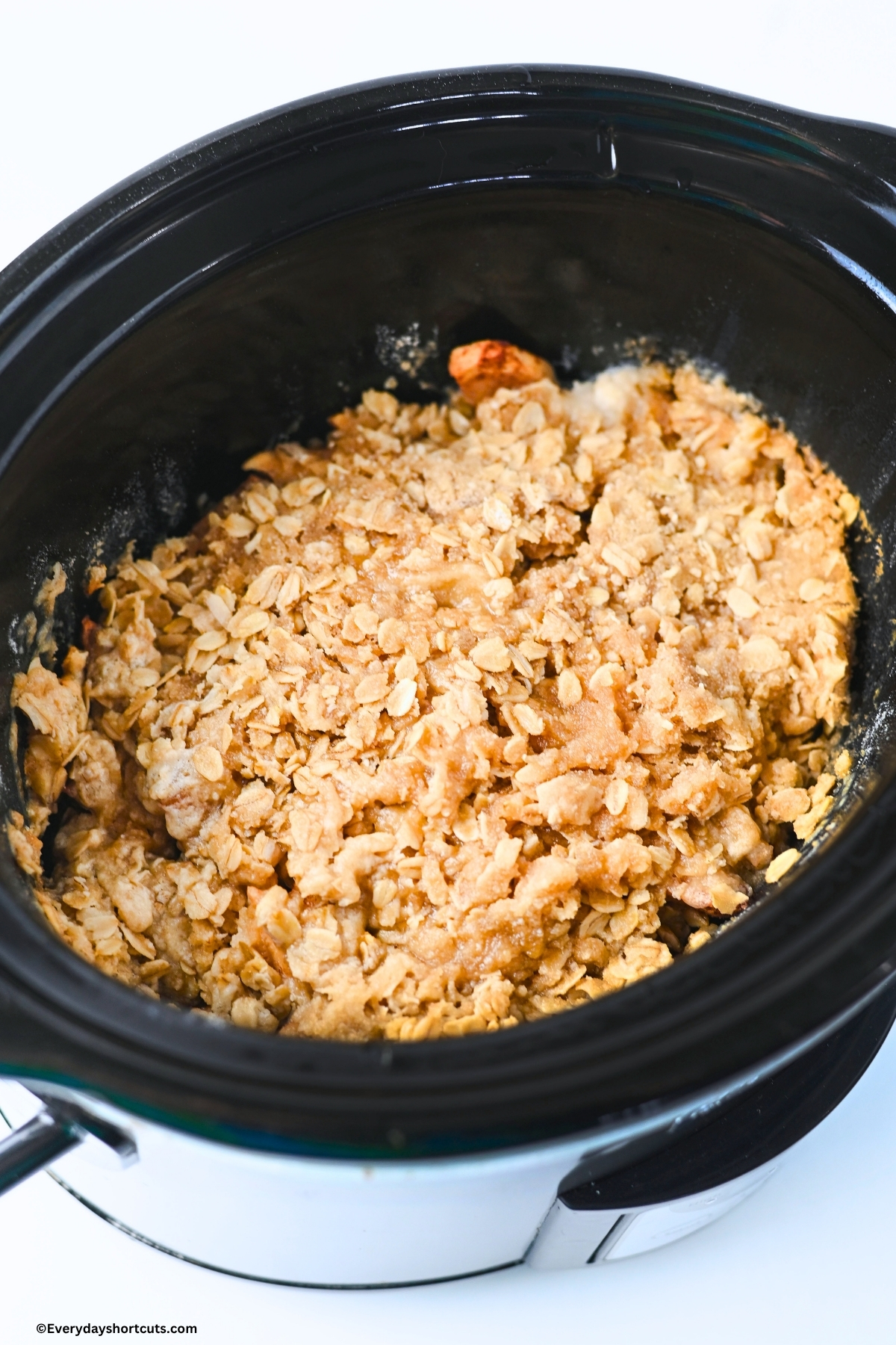 apple crisp with oat topping cooked in a crockpot